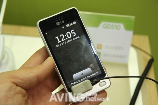 lg pop mobile phone with solar battery pack 1