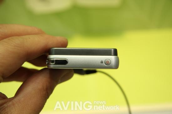 lg pop mobile phone with solar battery pack 3