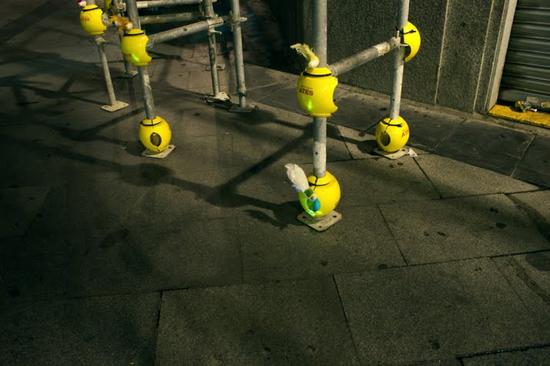 luzinterruptus urban nest light art installation 8