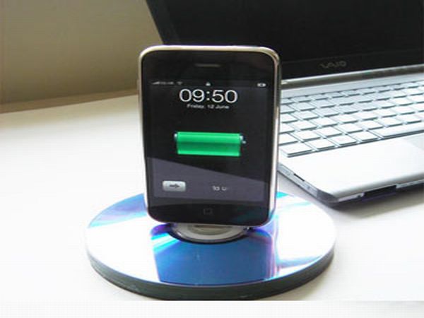 Recycle Old CDs Into An iPhone dock