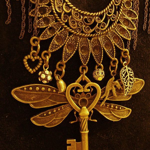 steampunk firefly key charm nnecklace detail