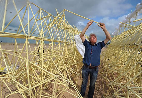 theo jansen mechanical sculpture strandbeest 4