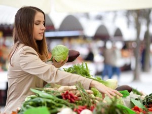woman-buying-vegetables
