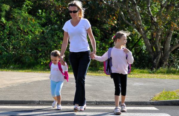 Maman accompagnant des enfants à l'école