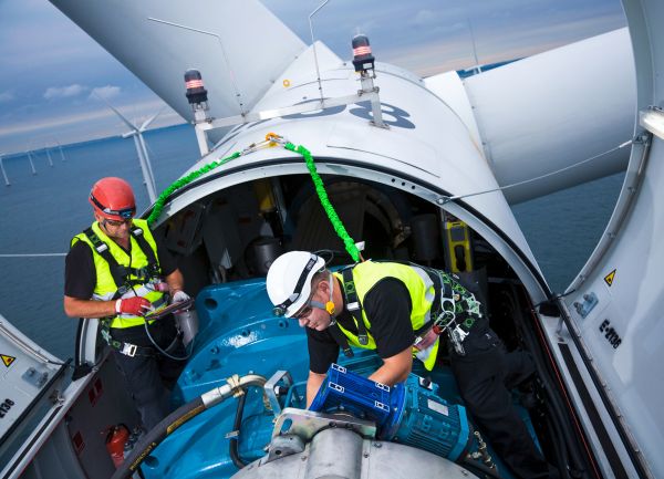 Offene Gondel einer Windturbine - Servicearbeiten / Open Gondola of a Wind Turbine - Maintenance work