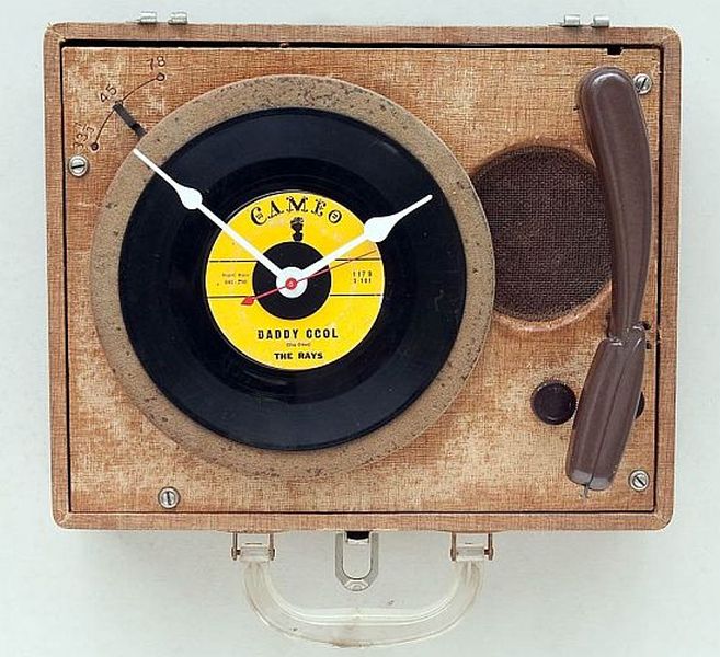 Recycled record player becomes clock for geeky audiophiles