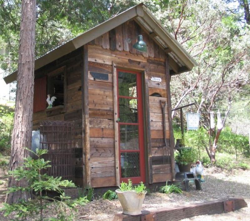 Build Shed from recycled wooden pallets