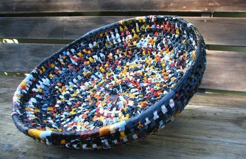 Artist makes beautiful basket from recycled plastic bags